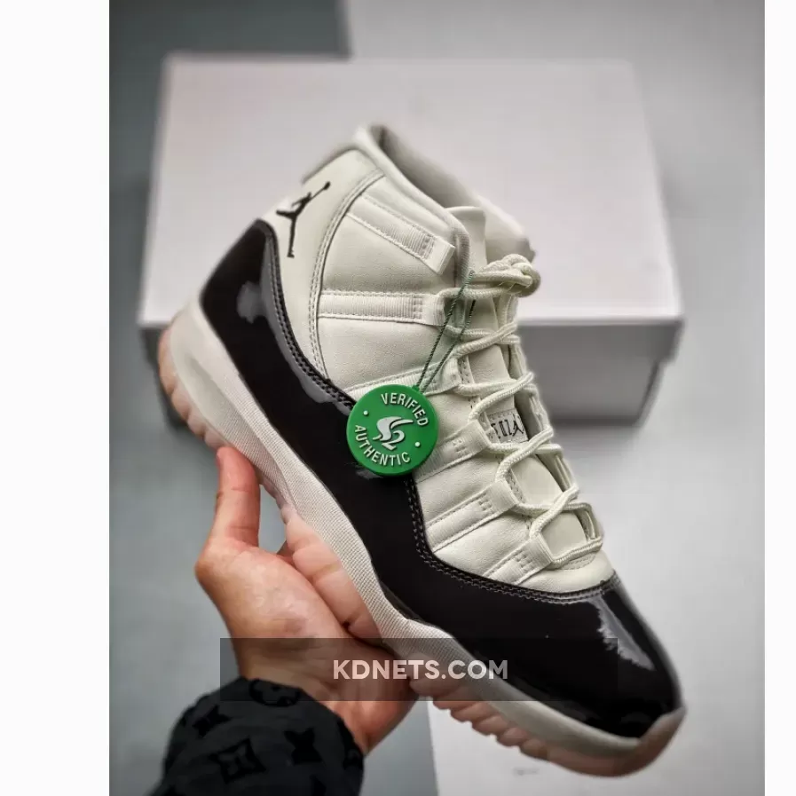 Air Jordan 11 Neapolitan